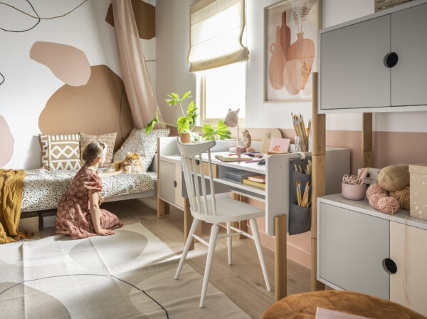 pastelowy pokój dziewczynki wyposażony w meble dziecięce z kolekcji Nooi. Wyjątkowe meble modułowe, które można dostosować do potrzeb dziecka