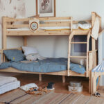 drewniane łóżko piętrowe trio z kolekcji Collet. Piękne łóżko w naturalnym kolorze drewna