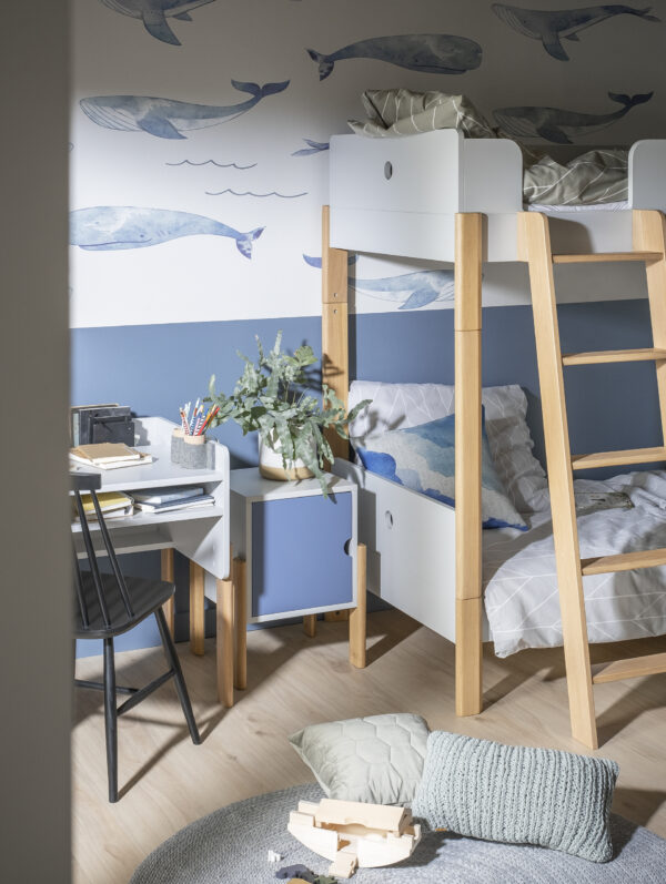 Błękitny pokój chłopców wyposażony w meble dziecięce z kolekcji Nooi. Wygodne łóżko piętrowe, kontenerek z niebieskim frontem oraz biurko stacjonarne z kolekcji Nooi