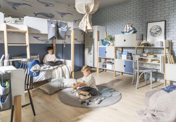 Błękitny pokój chłopców wyposażony w meble dziecięce z kolekcji Nooi. Wygodne łóżko piętrowe, kontenerek z niebieskim frontem oraz biurko stacjonarne z kolekcji Nooi